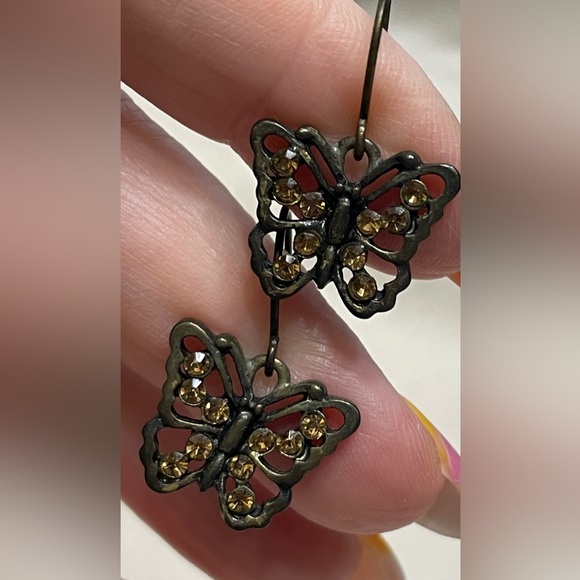 2/$15 Six Pairs of Vintage Earrings - Picture 6 of 10